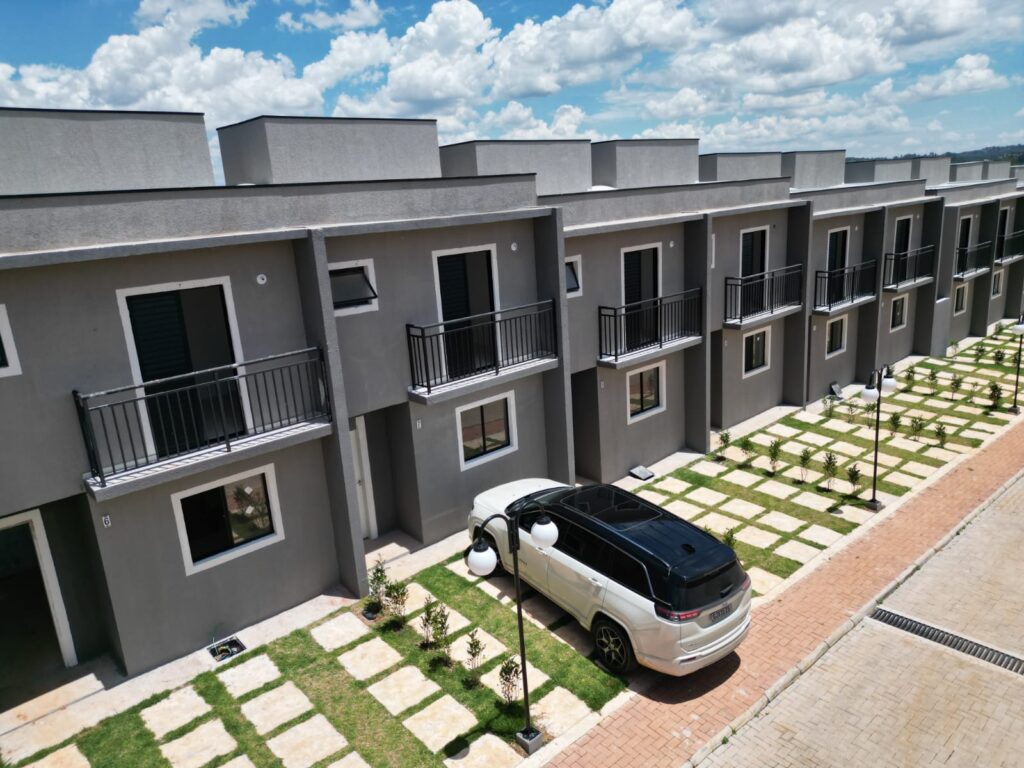 Casas em condomínio fechado em Cotia, São Paulo, com arquitetura moderna, varandas e garagem privativa no empreendimento Buona Vitta da Facehome.